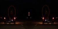 Video Sosok Putih Berdiri di Atas Mobil yang Melaju Kencang, Bikin Merinding