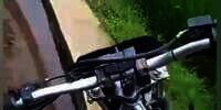 Skill Tingkat Dewa, Pria Ini Santai Naik Motor Kopling Susuri Pematang Sawah