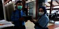 Kejujuran Ibu Cleaning Service Bandara Soetta Kembalikan Temuan Dompet, Pas Dibuka Isinya Cek Rp3,9 M