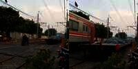Video Menegangkan! Pengendara Motor Terobos Perlintasan, Terjebak di Antara Kereta Api yang Melintas dari Dua Arah