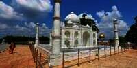 Pengusaha Ini Bangun Taj Mahal KW untuk Istrinya, Pintu Masuk Berlapis Emas
