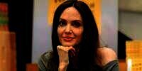 Street Style ala Angelina Jolie, Elegan dengan Coat Kala Berbelanja