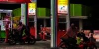 Ulah Bocil Santuy Nemplok di Dek Motor Saat Emaknya Isi Bensin Bikin Netizen Ngakak