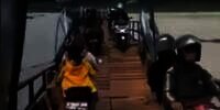 Video Detik-detik Jembatan di Bandung Barat Patah, Pemotor Tercebur ke Sungai