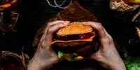 Burger Pesanan Tak Sama dengan Gambar, Pelanggan Gugat Restoran Rp4 Miliar