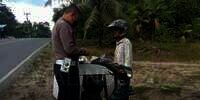 Gemetar Motor Disetop di Jalan, Tindakan Polisi Beri Kebahagiaan Si Penjual Es Krim Keliling