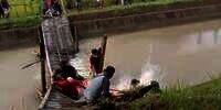 Jembatan Bambu Roboh Saat Evakuasi Jenazah Hanyut di Cilacap, Petugas Jatuh ke Sungai