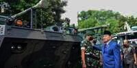 Bawa Anoa, Badak, dan Komodo, Menhan Prabowo Subianto Serahkan 43 Ranpur Made In Bandung