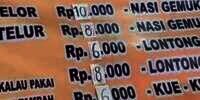 Jahilnya Kebangetan! Poster Harga Bubur Ayam Terlihat Normal dari Kejauhan, Pas Didekati Bikin Jantungan