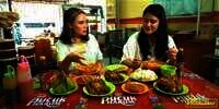 8 Potret Youtuber Cantik Berani &lsquo;Tantang&rsquo; Anak Presiden Makan Jengkol, Langsung Ditolak!