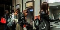 Rusia Panik! Warga Serbu ATM Tarik Semua Uang Tabungan