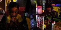 Temani Bapak Dagang Es Krim di Tengah Hujan, Bocah Menggigil Kedinginan Sampai Ketiduran