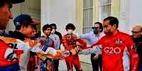Gaya Presiden Jokowi Sambut Pembalap MotoGP di Istana