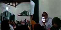 Viral Video Aksi Emak-Emak Rekam Acara Sholawatan Tapi Ponselnya Kebalik: 'Mau Ketawa Ingat Emak Sendiri'