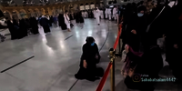 Wanita Ini Berbaring di Depan Kabah hanya untuk Selfie, Langsung Dapat Akibatnya