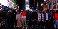 Pertama Kalinya dalam Sejarah, Ratusan Muslim Sholat Tarawih di Times Square New York