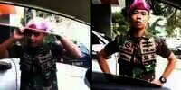 Kocak! Prajurit TNI Asik Ngaca di Mobil, Tak Sadar Ada Pemilik di Dalamnya Buka Kaca