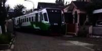 Video Viral Kereta Api Lewat di Jalan Komplek Perumahan, Ini Penjelasannya