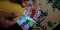 Trik Mudah Sulap Uang Lusuh Jadi Seperti Baru untuk Angpao Lebaran