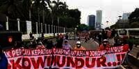 Potret Emak-Emak Peserta Demo 21 April, Kesal Disuruh Jalan Memutar
