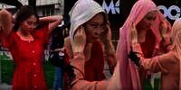 Eksperimen Sosial Dipakaikan Hijab, Wanita Non-Muslim di Belgia Ini Langsung Menangis Haru