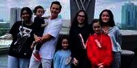 Deretan Artis yang Memiliki 5 Orang Anak, Karier Moncer Rumah Semarak!