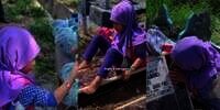 Momen Pilu Gadis Cilik Bawa Mainan Rias di Pusara Ibu: `Pengen Dandanin Mama Deh`