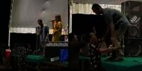 Lagi Asyik Duet Bareng Biduan Cantik, Suami Dilabrak Istri Labrak dan Dihajar Pakai Mikrofon di Atas Panggung