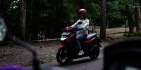 Suka Mengendarai Motor Matic? Begini Teknik Pengereman yang Benar di Jalur Turunan