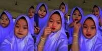 Viral Video Siswi SD Bikin Konten, Salfok Sama Perhiasan Mencolok di Tangan: 'Udah Kayak Emak-Emak Kondangan'