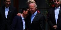 Momen Akrab Jokowi Sandarkan Kepala di Bahu Joe Biden Saat Sesi Foto KTT G7