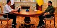 Kenakan Kemeja dan Sneakers Kesayangan, Jokowi Disambut Presiden Ukraina di Istana Maryinsky