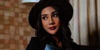 4 Potret Anya Geraldine Berpose di Mobil Atap Terbuka