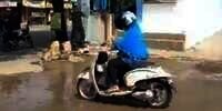 Viral, Aksi Emak-Emak Terobos Jalan yang Sedang Dicor, Warganet: si Raja Jalanan Lewat