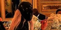Atas Nama Fashion, Kim Kardashian Pakai Topeng di Meja Makan