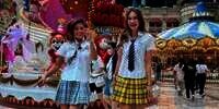 Potret Luna Maya Berkeliling Wahana Bermain Pakai Seragam Sekolah