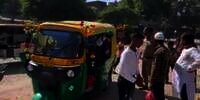 Polisi Syok pas Tilang Bajaj Bermuatan Lebih, Penumpangnya gak Habis-habis! 