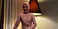 Gaya Anggun Atalia Praratya di Tanah Suci, Pakai Dress Earth Tone Rancangan Desainer Lokal