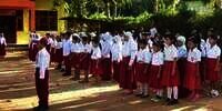 Ibu Nangis Anaknya Tak Mau Sekolah Gegara Belum Punya Seragam, Makin Syok dengar Ejekan Oknum Guru: 'Kalau Enggak Bisa Beli...'