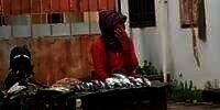 Lapak Sebelah Lebih Laris, Ekspresi Nenek Penjual Ikan Bikin Warganet Nggak Tega