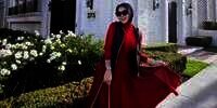 Gaya Sophisticated Syahrini Pakai Sepatu Kaca