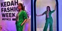 Kontroversi Model Fashion Week Tampil Tanpa Bra, Diduga Transgender