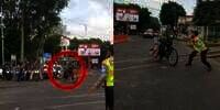 Detik-Detik Kakek Pembawa Sepeda Hampir Terlindas Kereta Api, Aksi Penyelamatan dari Petugas Jadi Sorotan