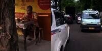 Sopir Angkot Parkir Sembarangan Bikin Macet Panjang Sampai Diamuk Emak-Emak, Endingnya Malah Santuy Seruput Teh di Warung