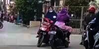 Bukti The Power of Emak-Emak Penguasa Jalanan, Santuy Ngobrol di Atas Motor Melintang di Tengah Jalan