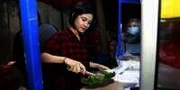 8 Potret Warung Nasi Bakar Melati JKT48 di Teras Rumah, Pakai Gerobak Kecil!