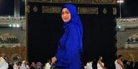 Potret Gaya Hijab Segiempat Desy Ratnasari saat Umrah Curi Perhatian