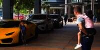Liat Bocah Laki-laki Foto di Samping Lamborghini, Reaksi sang Pemilik di Luar Dugaan