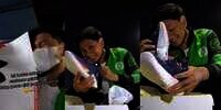Kisah Haru Perjuangan Driver Ojol Wujudkan Mimpi Beli Sepatu Favorit, Sampai Menangis