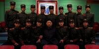 Dirangkul Kim Jong Un, Prajurit Korea Utara Malah Terlihat Ketakutan